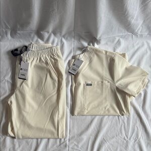 Figs Men's Off White/Cream Scrub Set